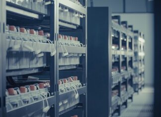 Czy można ładować akumulator podpięty do motocykla?