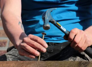 Czym skleić śrubę?