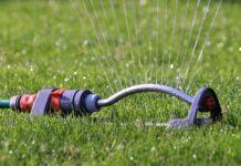 Jak głęboko osadzać przyłącze do baterii?