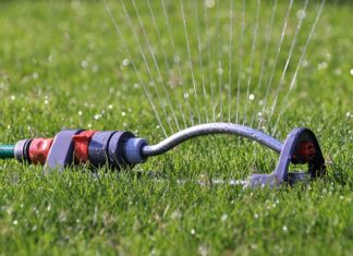 Jak głęboko osadzać przyłącze do baterii?